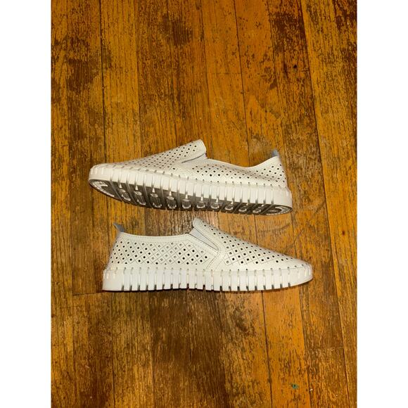 Dream Pairs White Slip-On Shoes - 7 - Picture 6 of 9